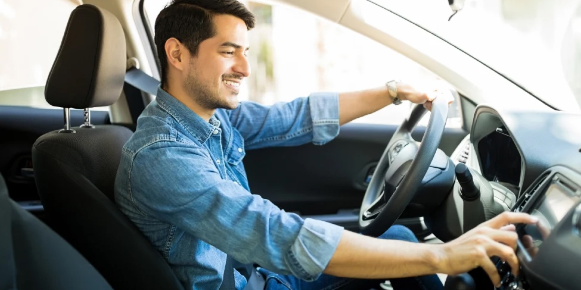 Personas discutiendo sobre flotas de vehículos Chevrolet