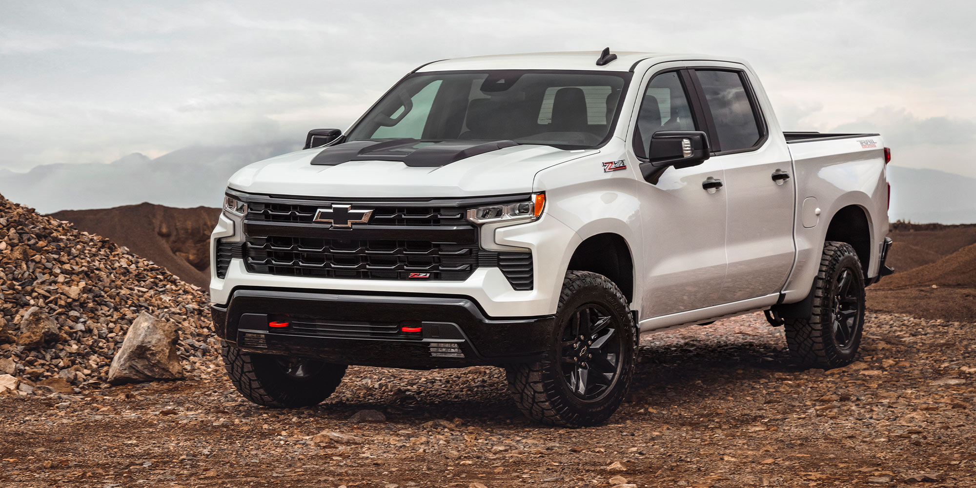 Chevrolet Silverado 2026 color blanco en terreno montañoso