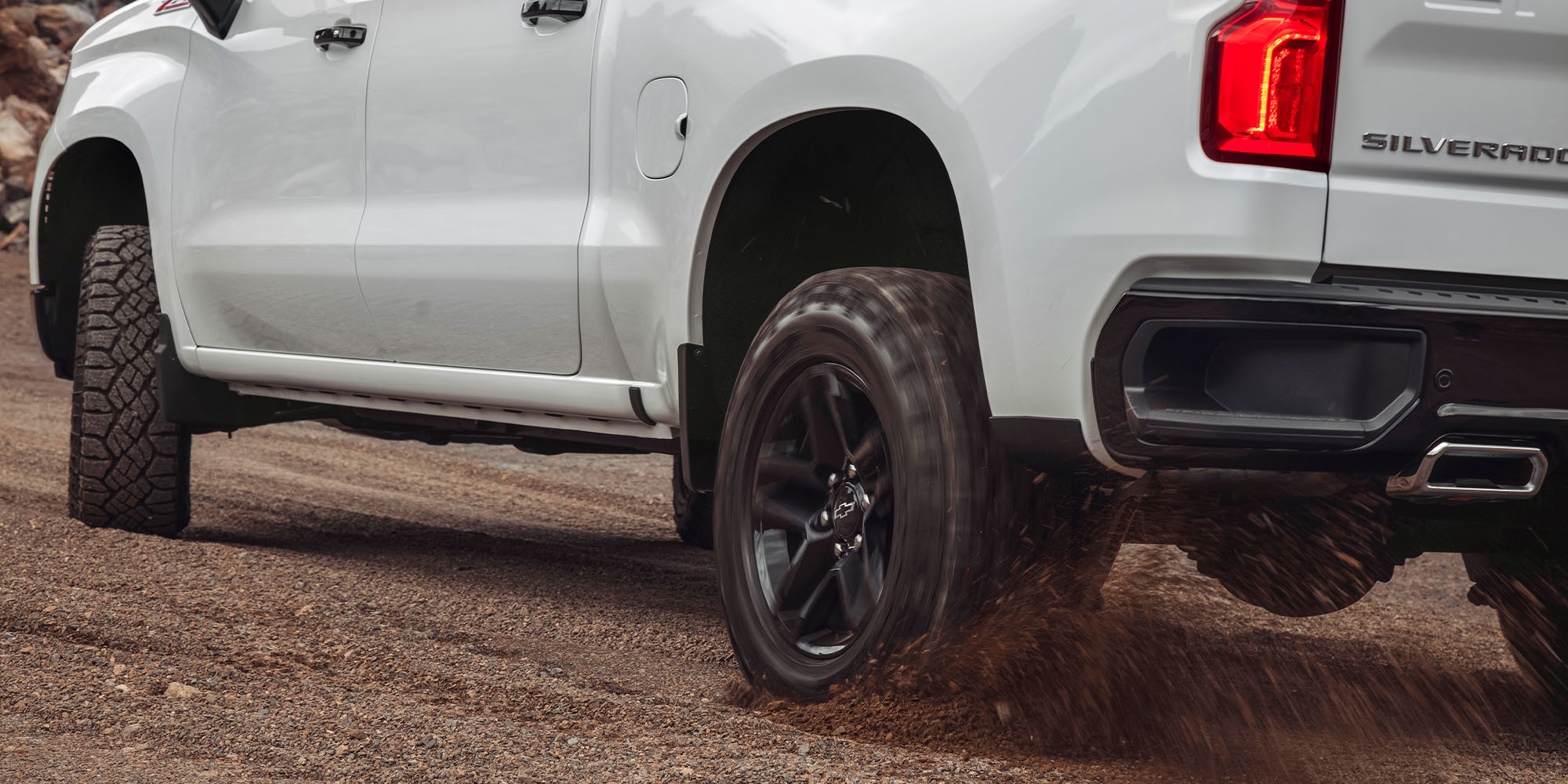 Chevrolet Silverado blanca mostrando llanta todo terreno