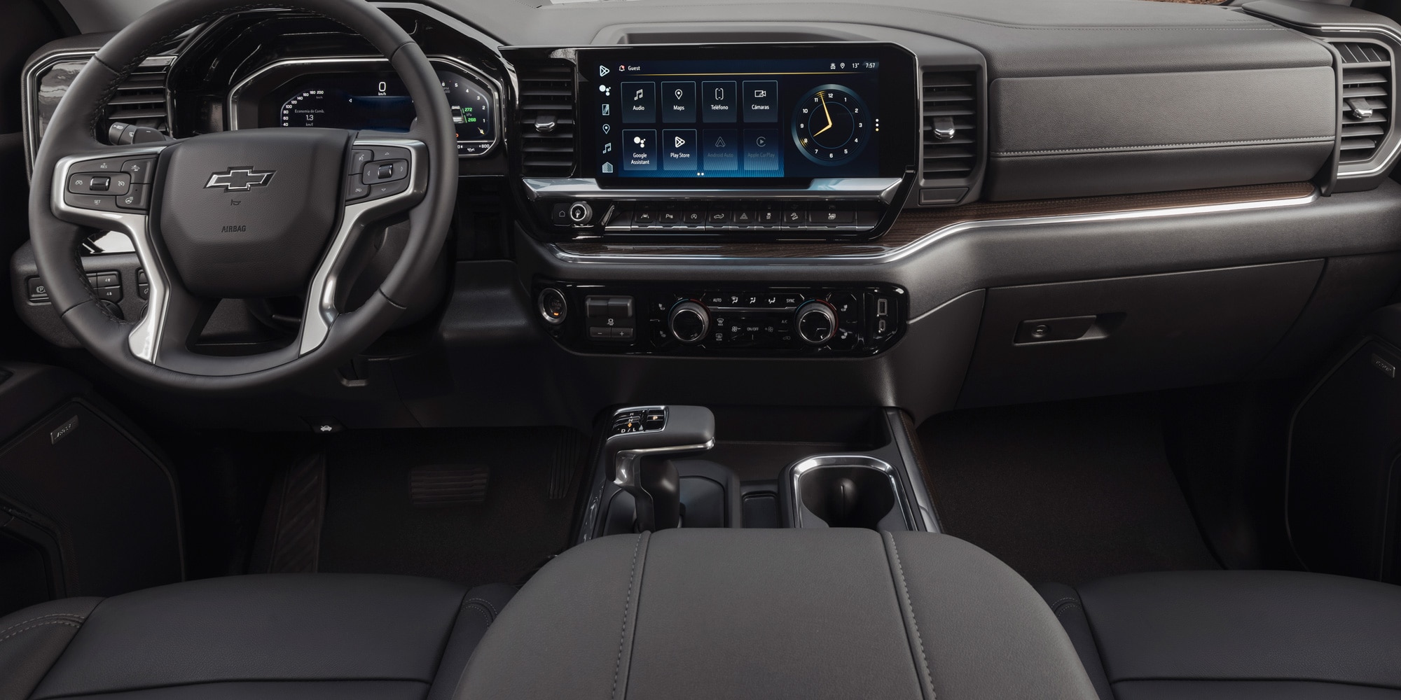 Interior con volante, pantalla táctil y guantera, Silverado 2026