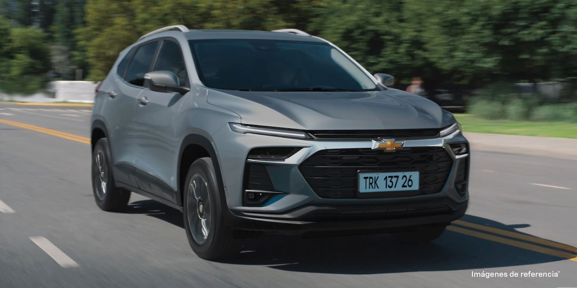 Chevrolet Tracker color gris en movimiento sobre carretera