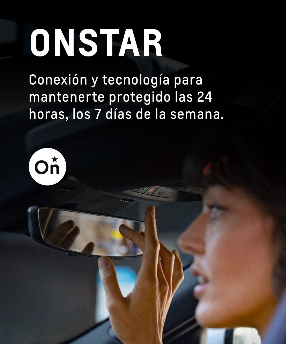Persona accediendo al servicio OnStar desde su vehículo