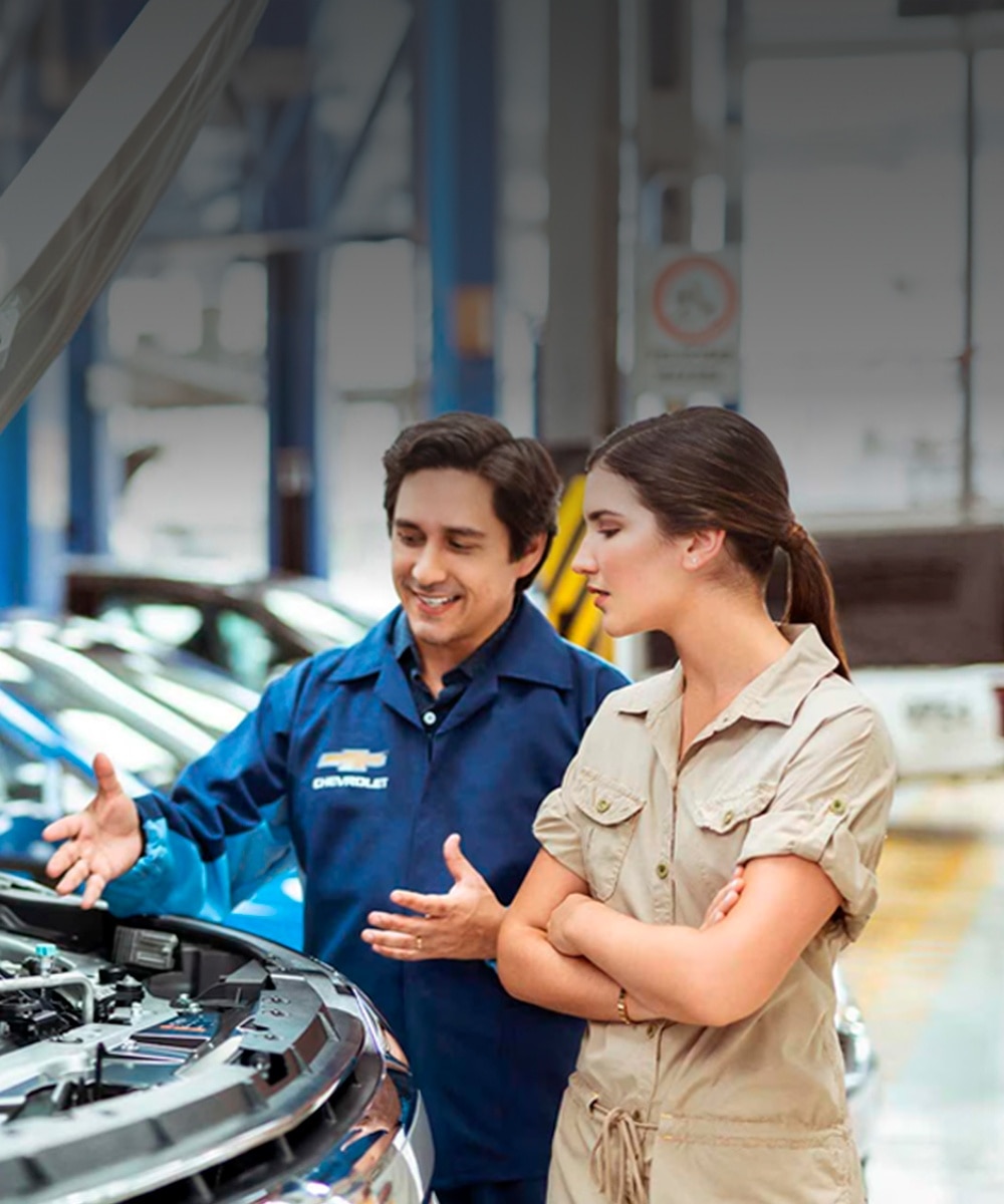Técnicos revisando un vehículo Chevrolet